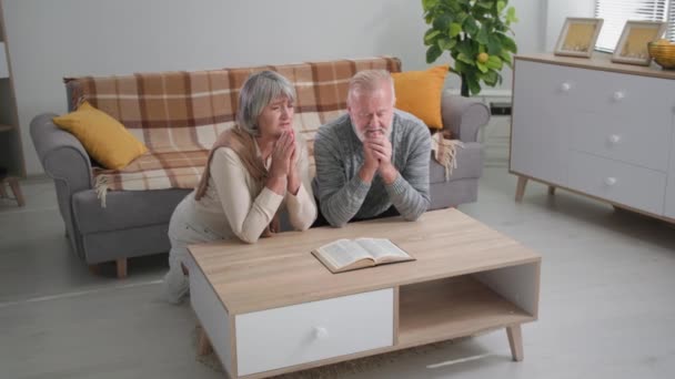 Gebedstijden, oudere christenen man en vrouw met geloof en hoop in hun hart bidden tot God, knielend op bed — Stockvideo