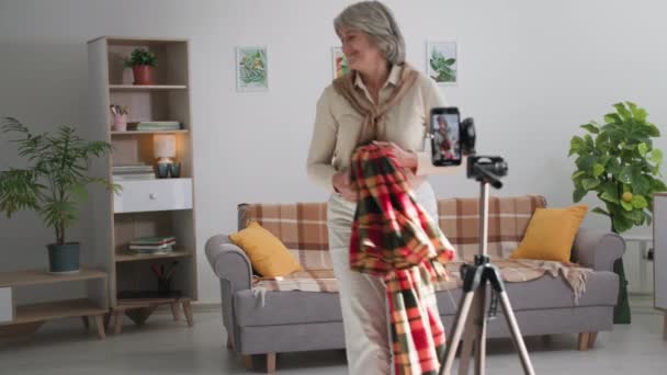 Passe-temps modernes, les blogueurs âgés tournent contenu vidéo drôle pour les réseaux sociaux populaires sur une caméra smartphone dans une salle confortable — Video