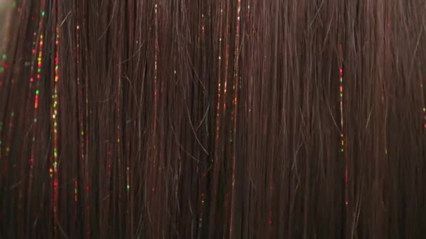 Haartrend, junge Frau kämmt mit Kamm stylisches langes Haar mit glänzenden Fäden in Locken, Nahaufnahme — Stockvideo