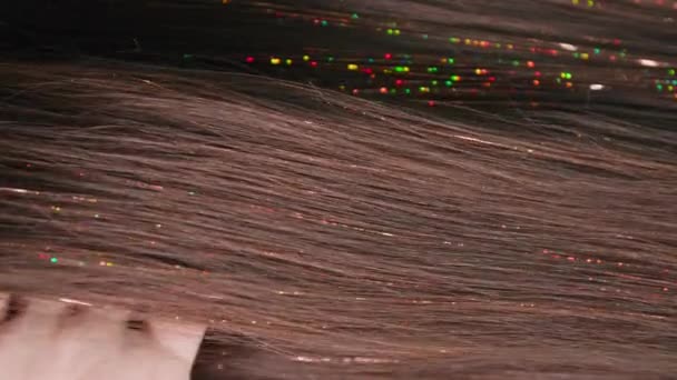 Fashionable hair extensions, close-up of hairstyle with trendy stylish shiny thread in hair, vertical screen — Stock Video