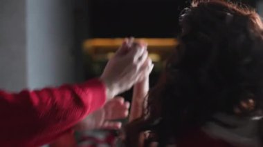 Noel 'de odada dans eden neşeli bir çift. Kırmızı kostümler, gülümseyen kadının kocaya sevgi dolu bakışları.