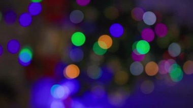 Bokeh, Noel ağacında yanıp sönen şenlikli çelengin parlak ışıkları bir kutlama ve sihir atmosferi yaratıyor.