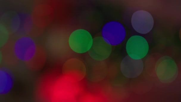 Weihnachtsbeleuchtung, buntes Bokeh aus der Girlande am Weihnachtsbaum schafft eine festliche Atmosphäre, Nahaufnahme — Stockvideo