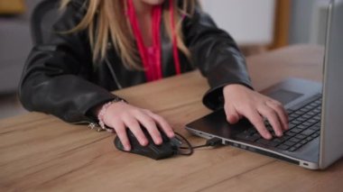 Oyuncu, dişi bir çocuk çevrimiçi bilgisayar oyunları oynar ve rahat bir odada bir masada otururken aktif olarak klavye tuşlarına basar
