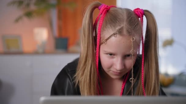 青少年の心理的な問題、スタイリッシュな女の子は緊張し、コンピュータゲームのために女性の親と誓うし、現代のガジェットに依存し、クローズアップ — ストック動画