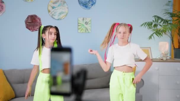 Internet-Herausforderung, moderne schöne weibliche Teenager mit farbigen Frisuren tanzen zusammen, wenn sie während ihres Heimaturlaubs populäre Videos für die sozialen Medien drehen — Stockvideo