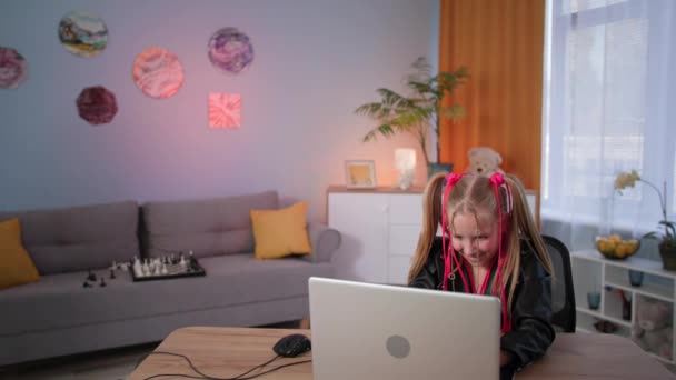 Problemas de adicción de los niños, una madre se pelea con su hija debido a la afición de las niñas para los juegos en línea en un ordenador portátil en casa — Vídeo de stock