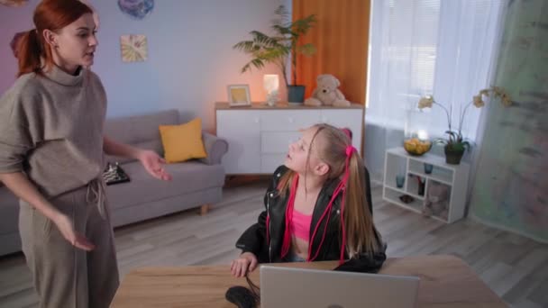 Dépendance psychologique de l'enfant sur Internet, maman nerveuse dans une rage jure avec sa fille en raison de la dépendance aux jeux en ligne dans la chambre à la maison — Video