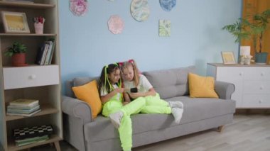 Çocuklar evde dinleniyor, aynı takım elbiselerle ve şık saç stilleriyle sevimli genç kızlar odalardaki kanepede otururken popüler sosyal ağları izleyerek eğleniyorlar.