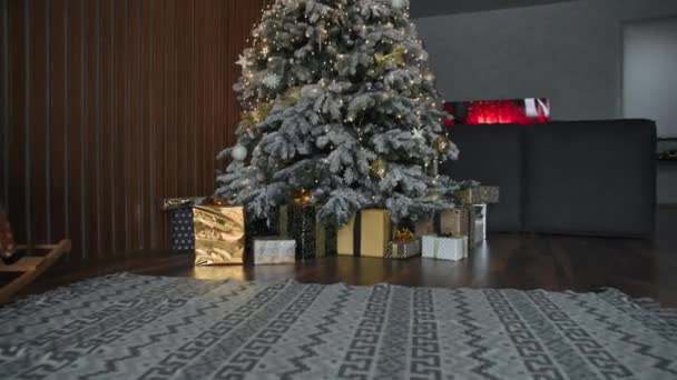 Quarto acolhedor decorado para Ano Novo festa árvore de Natal decorativa com presentes, atmosfera de inverno — Vídeo de Stock