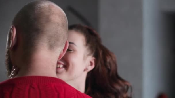 Fröhliches Familienpaar, lächelnde fröhliche Frau flüstert ihrem geliebten Mann beim Tanzen ins Ohr, dann lacht sie aus nächster Nähe — Stockvideo
