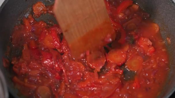 Cibo sano, salsa di pomodoro con verdure stufato in una padella calda per cucinare la pasta, primo piano — Video Stock