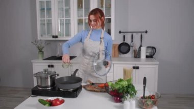 Modern kız arkadaşlar popüler sosyal ağlar tarafından şişirilir ve akıllı telefondaki videoları evde dinlenirken vlog yapmak için dikey olarak kaydederler