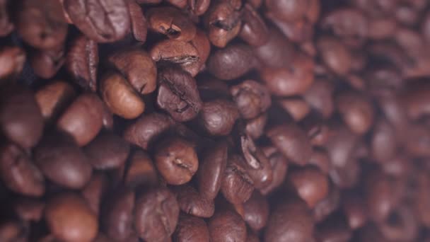 Geröstete Kaffeebohnen in Rauch in Zeitlupe, Nahaufnahme — Stockvideo