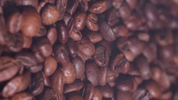 Preparação de café, grãos de café torrados perfumados com queda de fumaça na panela, câmera lenta, close-up — Vídeo de Stock