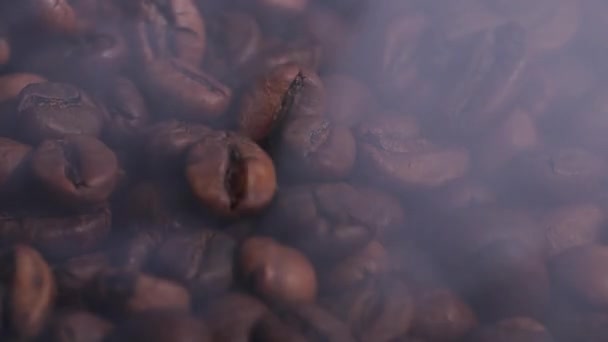 Preparações de café, grãos de café inteiros selecionados em fumaça durante a torrefação, close-up — Vídeo de Stock