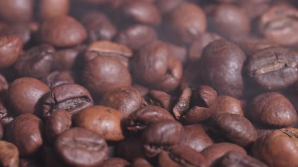 Hele geurige koffiebonen in een dame in een hete pan tijdens het roosteren, close-up — Stockvideo