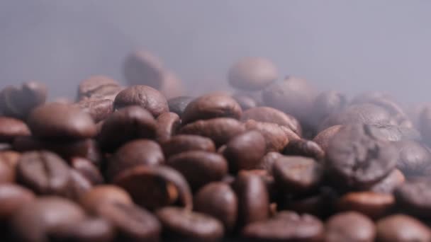 Cair grãos de café em uma fumaça durante a torrefação, close-up — Vídeo de Stock