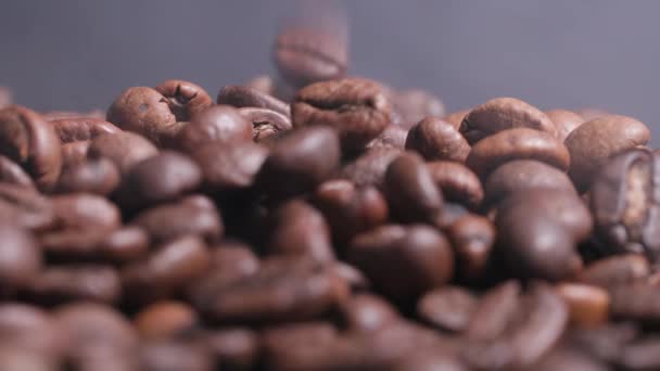 Grãos de café torrados cair em um fundo de panela quente de vapor, close-up — Vídeo de Stock