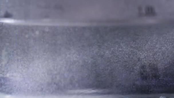 背景，透明电水壶中沸腾水的气泡，特写 — 图库视频影像