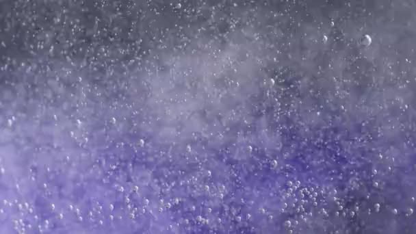 Huishouden, achtergrond van bubbels warm water kokend in waterkoker, close-up — Stockvideo