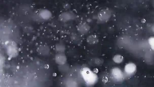 Nádobí, detailní záběr bublin vroucí vody v průhledné konvici, zázemí — Stock video