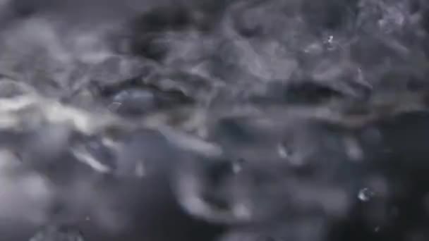 热电水壶中的高温使气泡沸腾的热水，特写 — 图库视频影像
