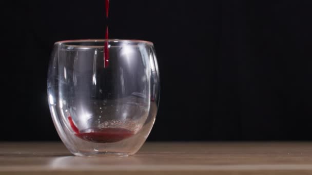 Boissons naturelles, délicieux thé aux fruits en purée dans un verre transparent, gros plan — Video