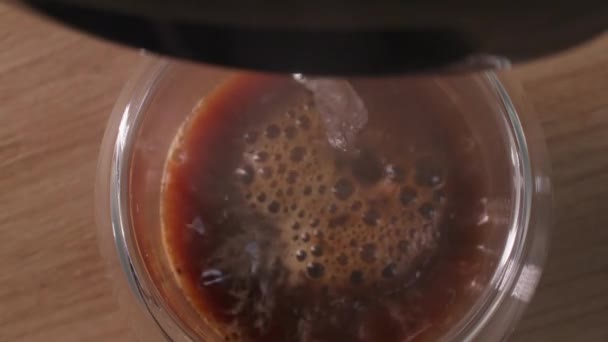 Διαλυτοί κόκκοι χύνεται σε ζεστό νερό για να ληφθεί ένα ευωδιαστό νόστιμο ποτό, κορυφαία θέα, κοντινό πλάνο — Αρχείο Βίντεο