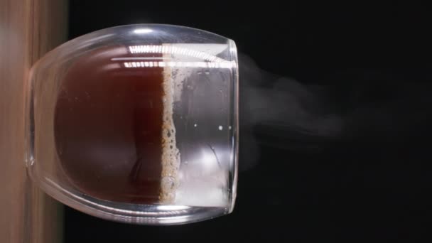 Cappuccino ou latte, mousse crémeuse est versé dans le café chaud d'une cruche de lait pour préparer une délicieuse boisson, écran vertical — Video