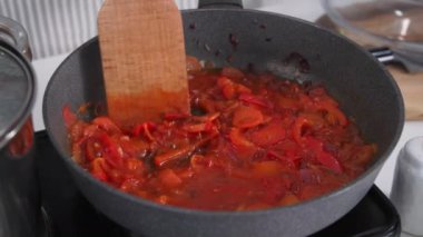 Vejetaryen yemeği hazırlama süreci, sağlıklı sebzeler sıcak tavada pişirilir ve kızartılır.