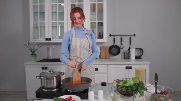 Kuchnia wegetariańska, młoda kobieta dba o swoje zdrowie i przygotowuje zdrowe jedzenie w domu stojąc w kuchni — Wideo stockowe