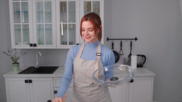 Πορτρέτο όμορφη γυναίκα γυναίκα μαγείρεμα των τροφίμων στο σπίτι δοκιμάζοντας λαχανικά χαμογελώντας και κοιτάζοντας κάμερα — Αρχείο Βίντεο
