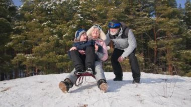 Eğlenceli tatiller, tatlı erkek çocuk ilgili büyükanne ve büyükbabasıyla ağaçların arasında karlı havada kızak kayarak zaman geçirecek.