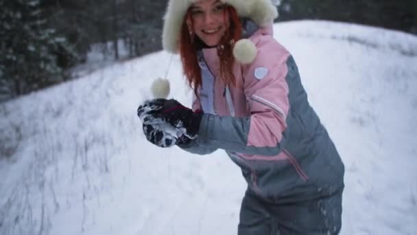 Vinter kul, glad leende kvinna att ha kul att spela snöbollar i snöig skog under aktiv helg — Stockvideo