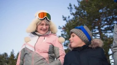 Çocukluk, sevgi dolu yaşlı bir kadın ve yaşlı bir adam torunuyla birlikte kış ormanlarında ağaçların ve gün ışığının altında yürüyüş yapar.