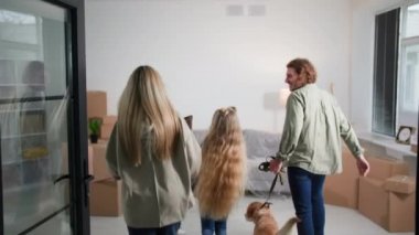 Genç bir aile yeni eve açılan kapıyı açar, çocuklu ve köpekli bir çift taşınırken eşyalarını karton kutularda taşır, anne baba ve kız birbirlerine beşlik verir ve Cam 'e gülümseyerek sarılırlar.