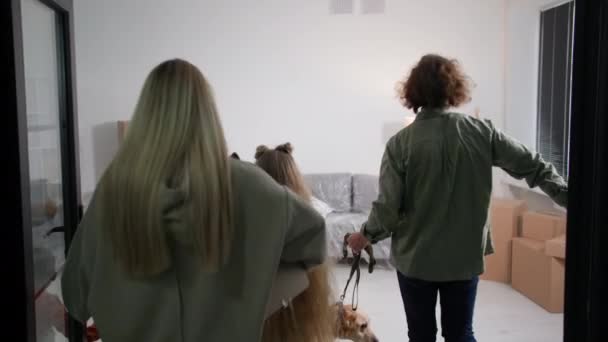 Family Opens Door New Home Happy Married Couple Children Dog — Stock Video