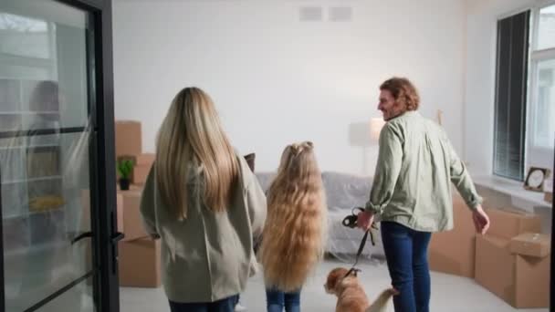Familia Joven Abre Puerta Nuevo Hogar Pareja Con Niños Perros — Vídeos de Stock