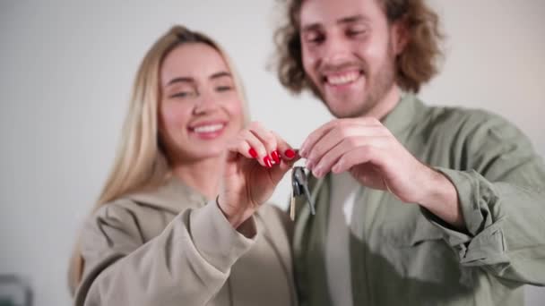 Närbild Ett Par Som Håller Nycklarna Till Lägenhet Och Kramar — Stockvideo