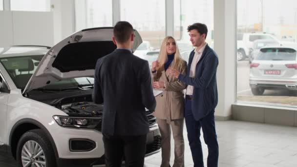 汽车采购 已婚夫妇选择新车模型咨询汽车中心的销售经理 — 图库视频影像