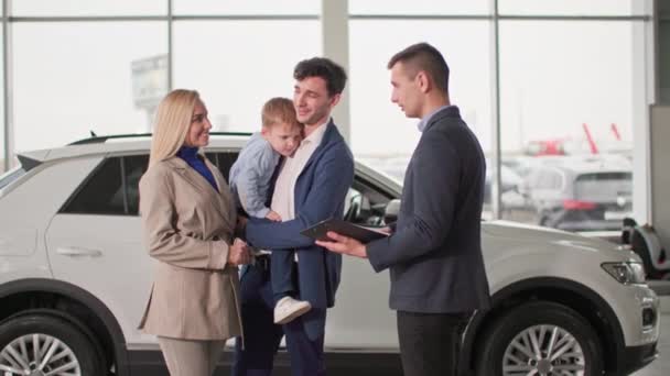 Comprar Carro Novo Para Família Pais Jovens Juntamente Com Criança — Vídeo de Stock