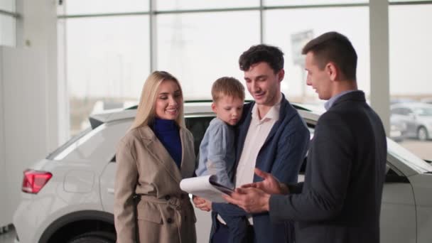 Family Auto Show Parents Male Child Talking Car Salesman New — Stockvideo