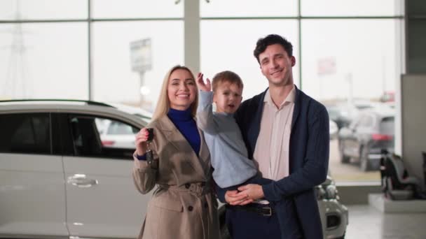 Family Auto Show Joyful Spouses Son Arms Holding Keys New — Stockvideo