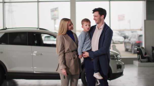 Entreprise Automobile Sourire Homme Femme Avec Enfant Tenant Les Clés — Video