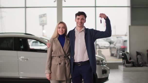 Retrato Compradores Masculinos Femininos Felizes Com Chaves Para Novo Automóvel — Vídeo de Stock