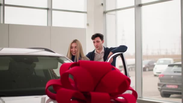Překvapení Milující Muž Dává Nové Auto Šťastné Ženě Prodejně Aut — Stock video