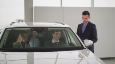 Otomobil işi, profesyonel erkek menajer, otomobilde çocuklu aileye araba satış merkezindeki yeni araç teknolojilerinden bahsetti