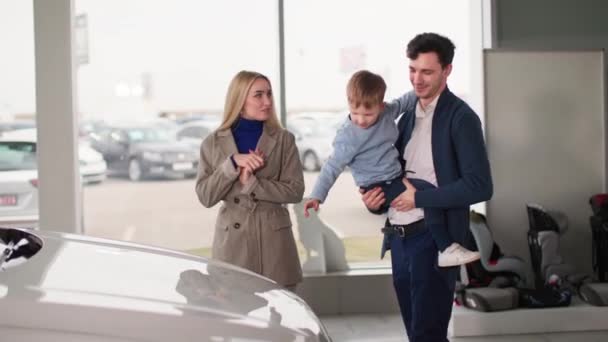 Cumpărarea Mașini Familie Tânără Fericită Băiețel Uită Bucurie Vehicul Nou — Videoclip de stoc