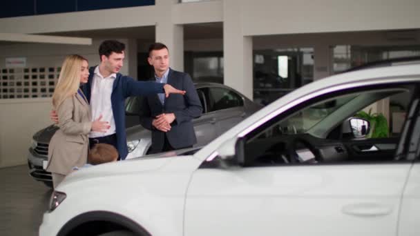 汽车经销店的经理正在和汽车经销店的经理谈论买车的事 — 图库视频影像